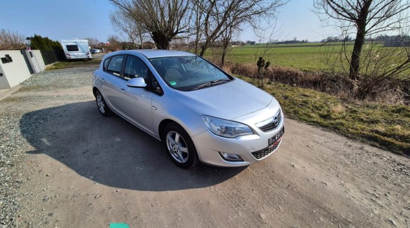 Opel Astra (2011) – Benzyna